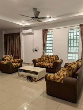 New Big, Cozy, beautiful house in Miri, Lutong suit for working group / family trip / event. Nearby Shell and Petronas office